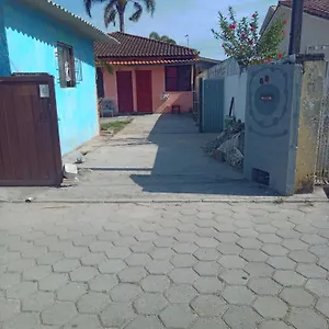 Kitinete Pequena Em Patio Compartilhado , Florianópolis Brasil