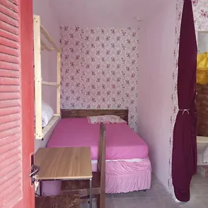 Kitinete Pequena Em Patio Compartilhado , Florianópolis Brasil